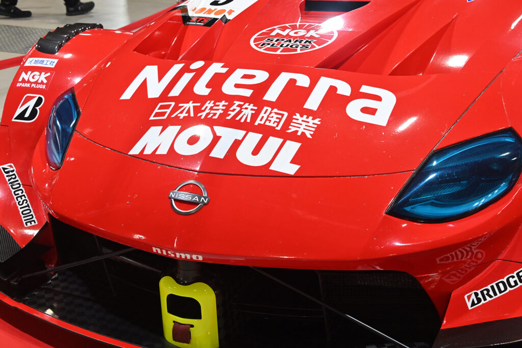 SUPER GTブースが前代未聞の出血大サービス展示を実施でレースファン歓喜！ 本物のGT車両にカーボンモノコックやGAZOO Racingのチームトランポの内部も見学できた【AMA2026】 | 自動車情報・ニュース WEB CARTOP