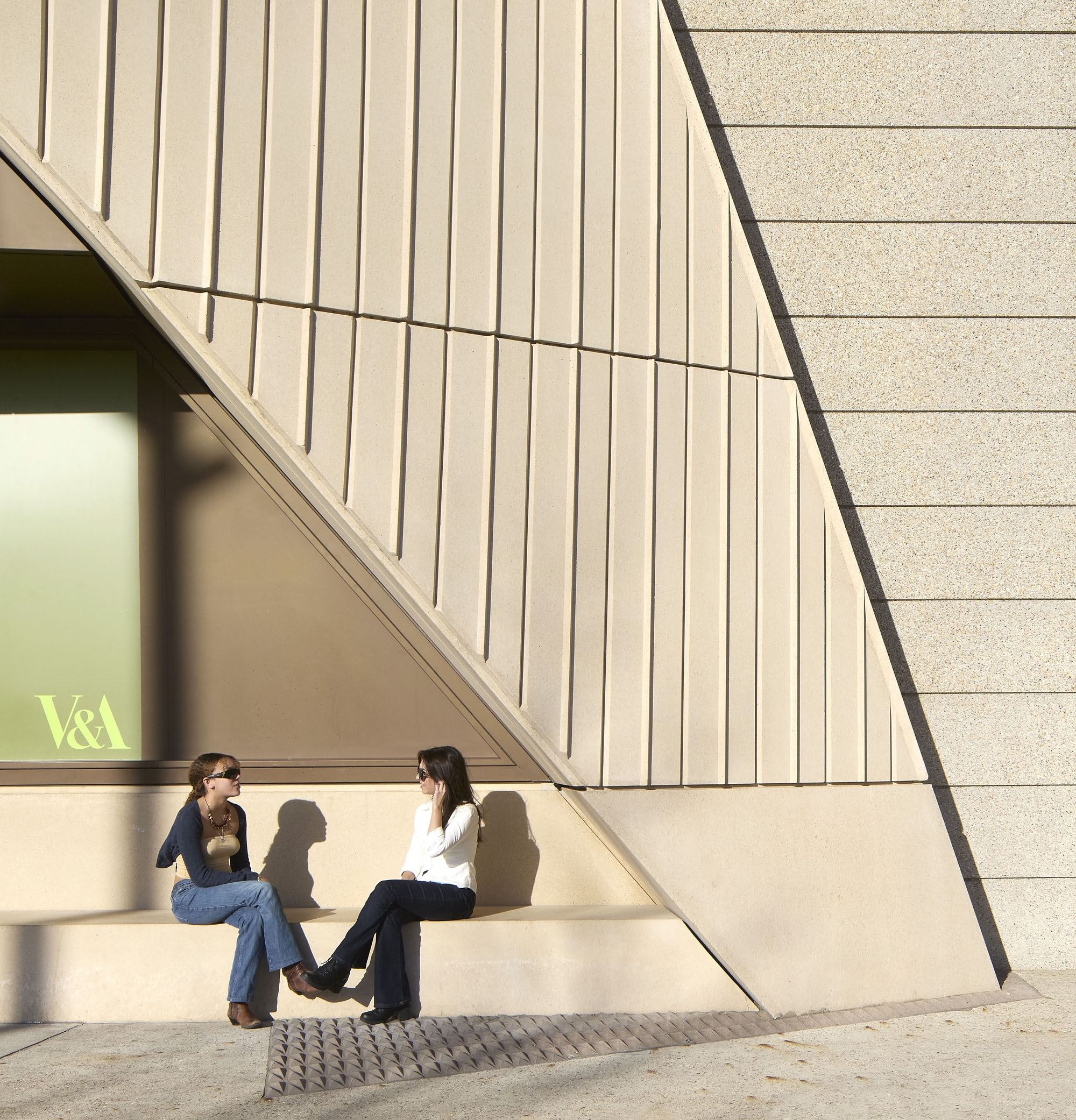 〈V&Aイースト・ミュージアム（V&A East Museum）〉O'Donnell + Tuomey