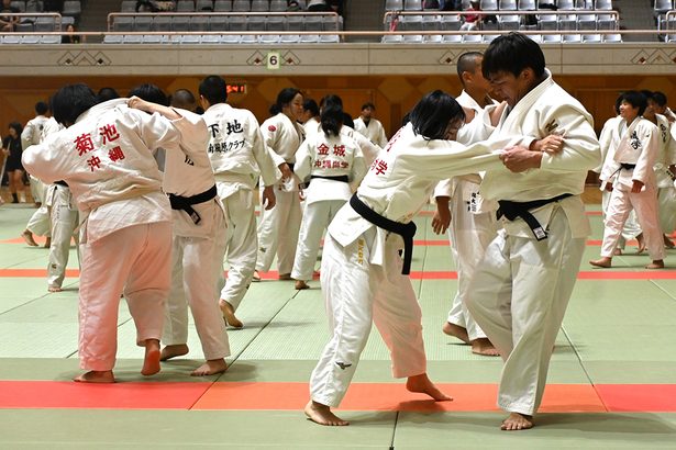 児童・生徒214人へ指導　柔道・青少年武道錬成大会　沖縄