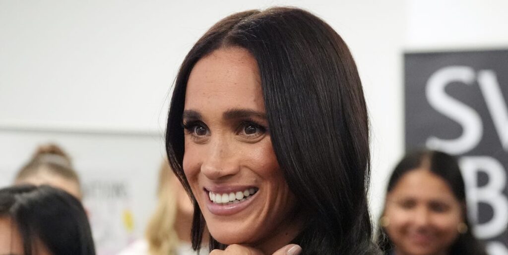 メーガン妃、ヘンリー王子と「二度目の結婚式」？ 豪動画で水着ジョークを放つ| カルチャー | ELLE ［エル デジタル］