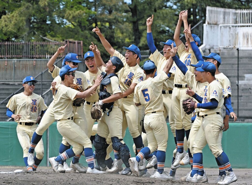 日本航空石川－星稜　優勝を決め、喜ぶ星稜ナイン＝県立野球場で