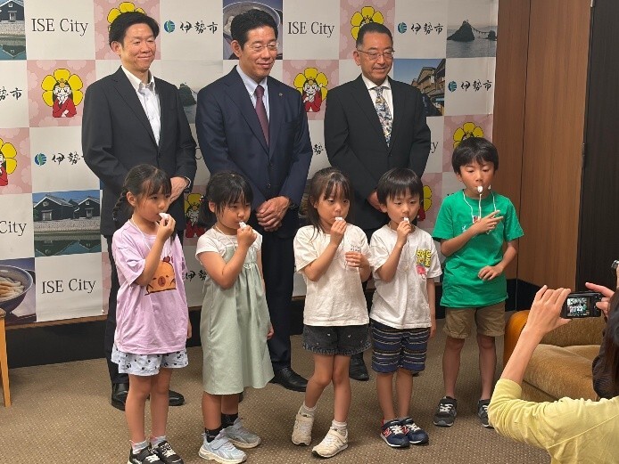 新入学児童へ防犯ホイッスル寄贈｜三重県遊協 | P-WORLD パチンコ業界ニュース