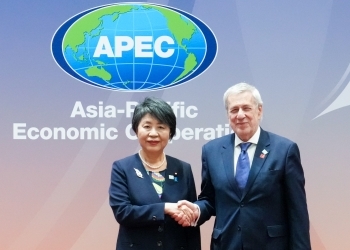 バン・クラベレン大臣と握手しながら記念撮影をする上川外務大臣