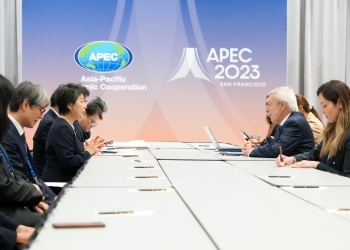 テーブルにつき、会談を行う、両外相の様子