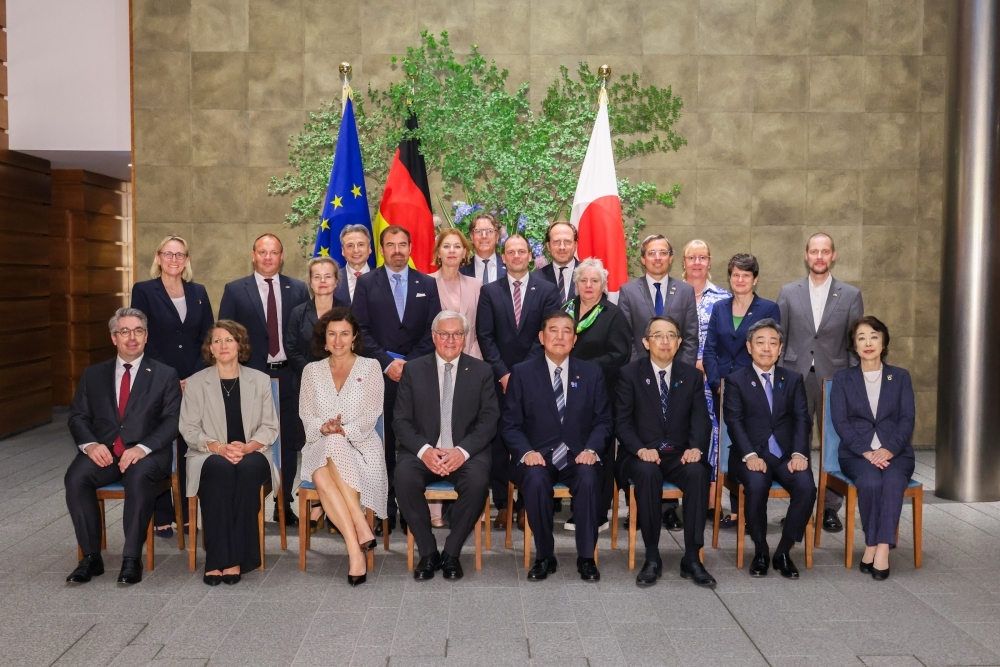 シュタインマイヤー大統領一行と石破総理の集合写真