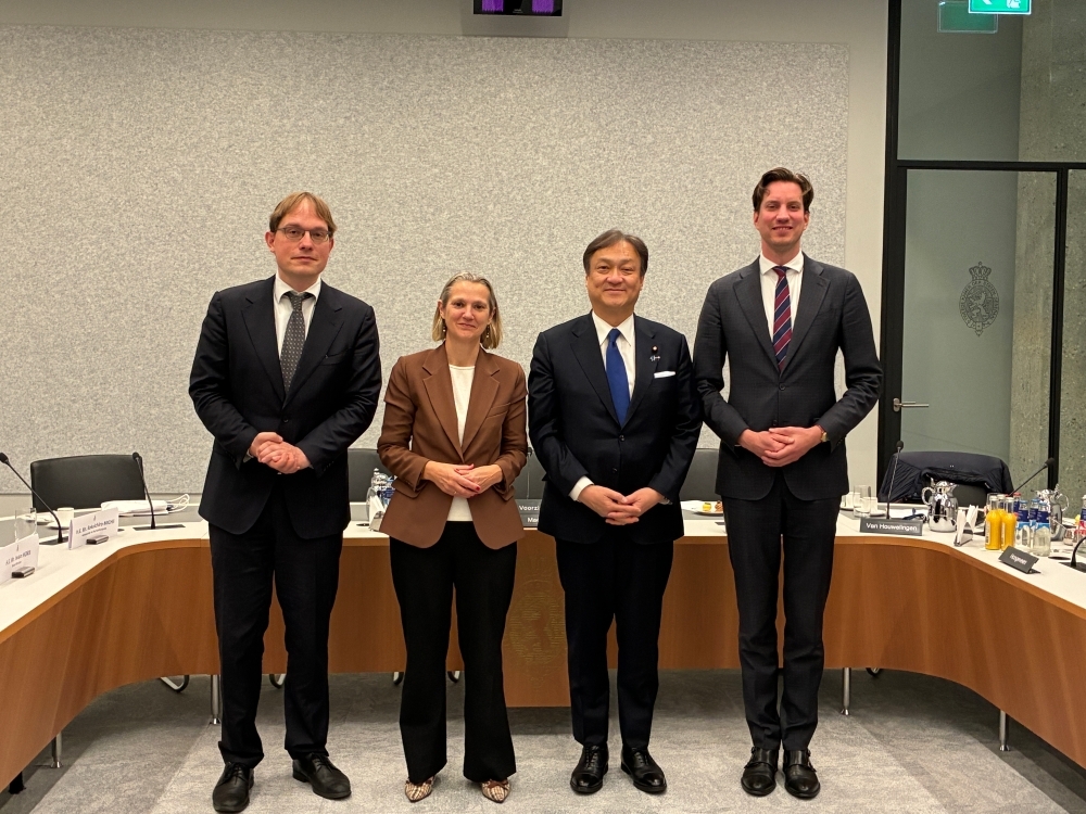 堀井副大臣とオランダ下院議員3名による集合写真