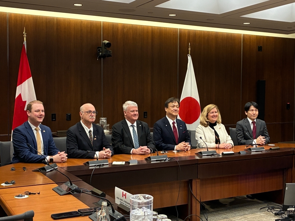 カナダ・日本議員連盟の方々と意見交換する堀井副大臣の様子