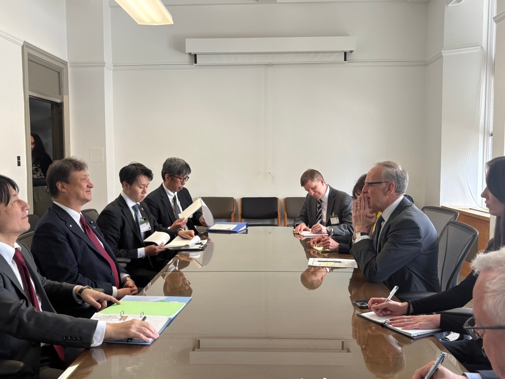 堀井副大臣とオリファント外務大臣政務官の会談の様子