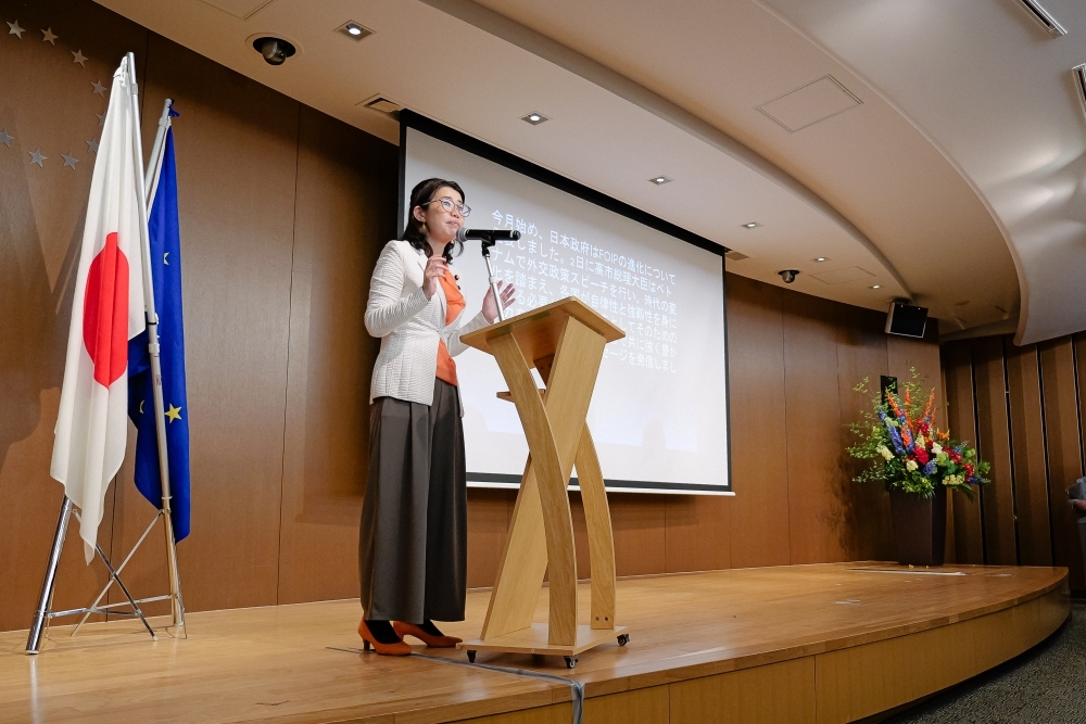 壇上で挨拶を行う国光副大臣の様子