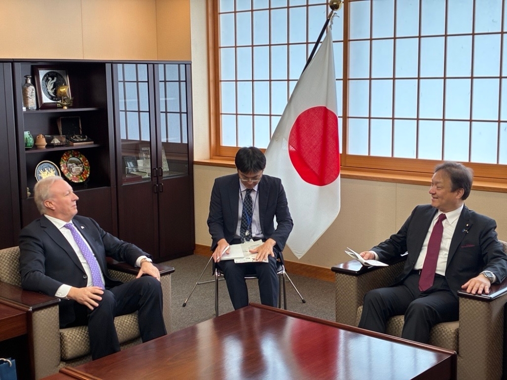 意見交換をする堀井外務副大臣とロハス駐日チリ大使