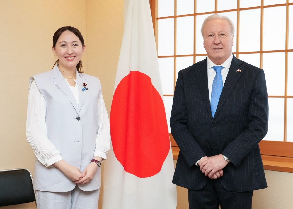 英利政務官とロハス駐日チリ大使との記念撮影