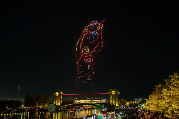 写真：ドローンショーで夜空に描かれたダンクするバスケ選手