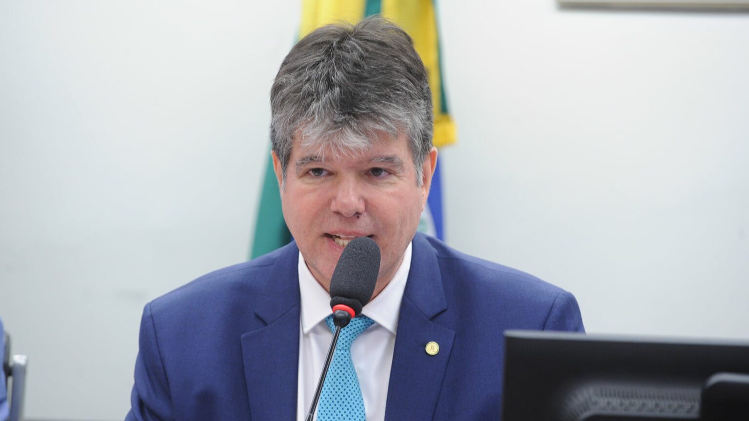 CCJ da Câmara は、支援プログラムを承認し、支援プログラムに依存します。ヨゴネットブラジル