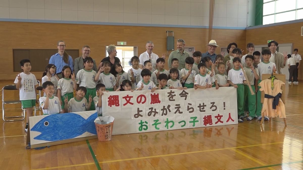 縄文文化学ぶ児童がイギリス考古学者と交流 勝山・三室小学校 イノシシ狩りや魚とり 縄文運動会のオリジナル競技や村祭りを披露
