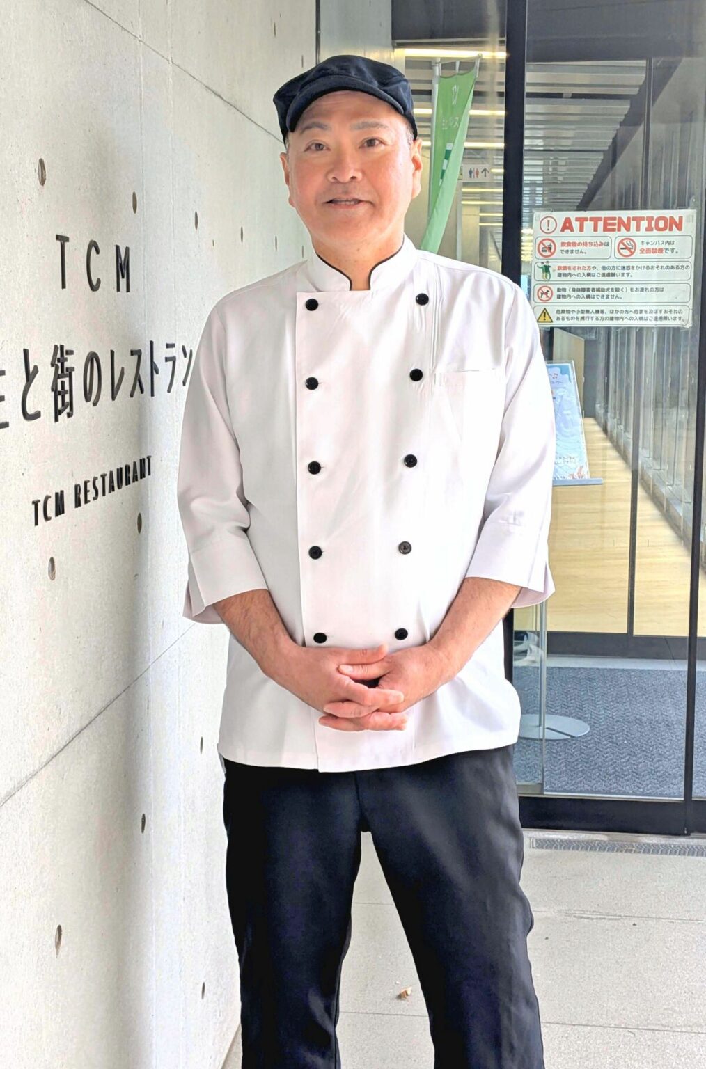 「人を笑顔にすること」　早世した母の味を胸に　沖縄出身シェフ、学生食堂で料理の彩りと栄養追求 | 東京報道プラス | 沖縄タイムス＋プラス