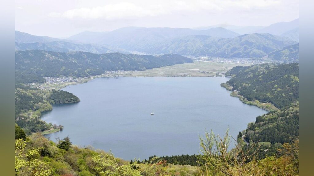 滋賀県長浜市 かつては秀吉と勝家の覇権争いを映した「日本のウユニ 余呉湖 」…「七本槍」の碑が立つ賤ヶ岳 山頂南側にはもう一つの絶景 : 読売新聞