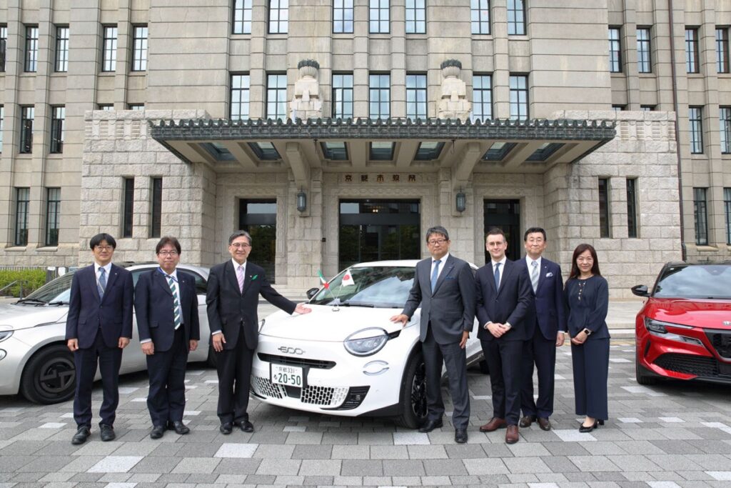 2026年4月24日に京都市役所で行われた、フィアット600e公用車の寄納式の様子。