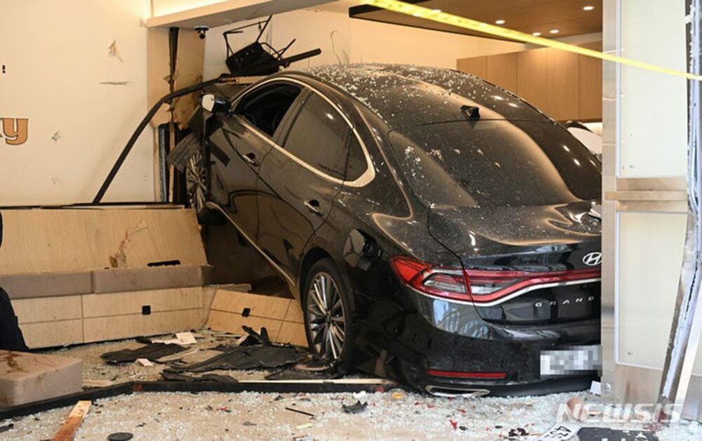 韓国・カフェ突入死亡事故、ドライバーに禁錮2年4カ月の実刑判決　写真枚　国際ニュース：AFPBB News