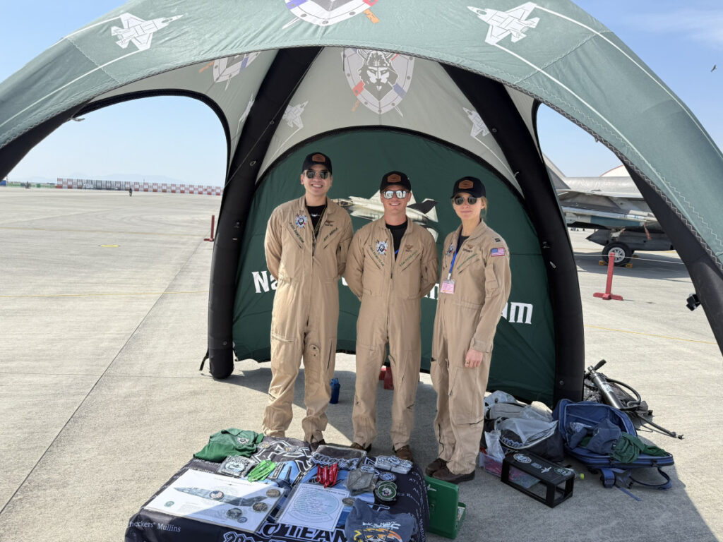 初参加する「F35CライトニングII」デモチームのブース - 周南経済新聞