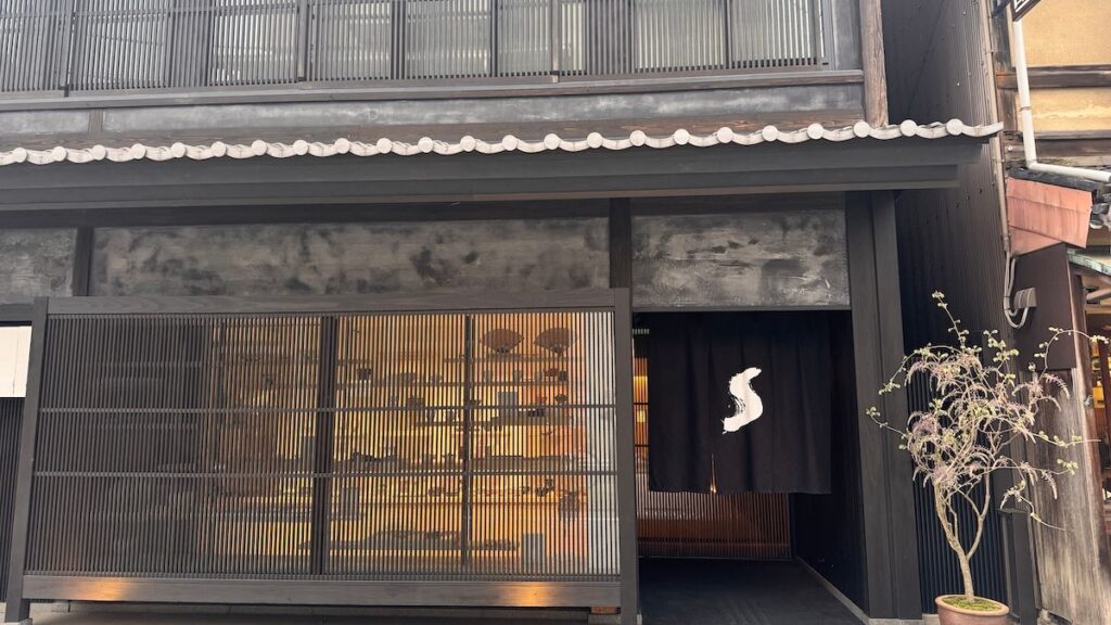 そうだ 京都、行こう。祇園の隠れ家、安藤忠雄が手がけた「The Shinmonzen」でアートも食も堪能（Mayumi Numao） | Vogue Japan