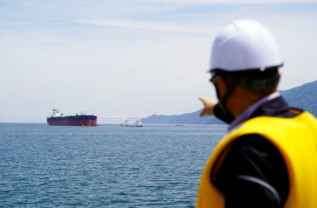 石油国家備蓄引き渡し作業を公開 鹿児島・志布志基地 | 全国のニュース | 福井新聞ONLINE