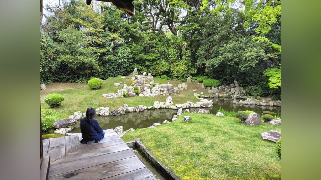 島根県益田市 萬福寺 撮影中は動かないでね…石組みが美しい「雪舟庭園」を背景に湿板写真、「幕末の雰囲気を体験して」 : 読売新聞