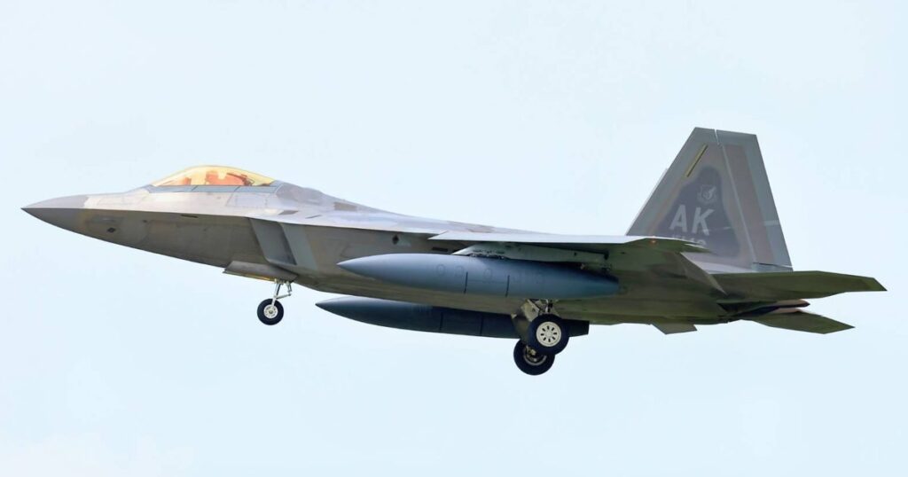 アラスカの米軍ステルス機　12機が嘉手納に飛来　F22A戦闘機　沖縄