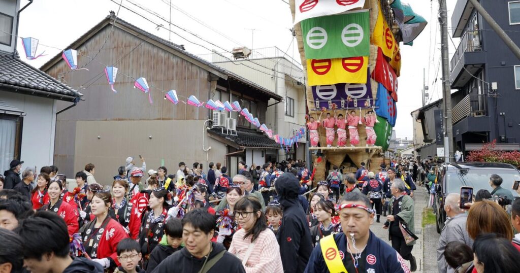 色鮮やかな山車　復興を盛り上げ　石川、春告げる祭り