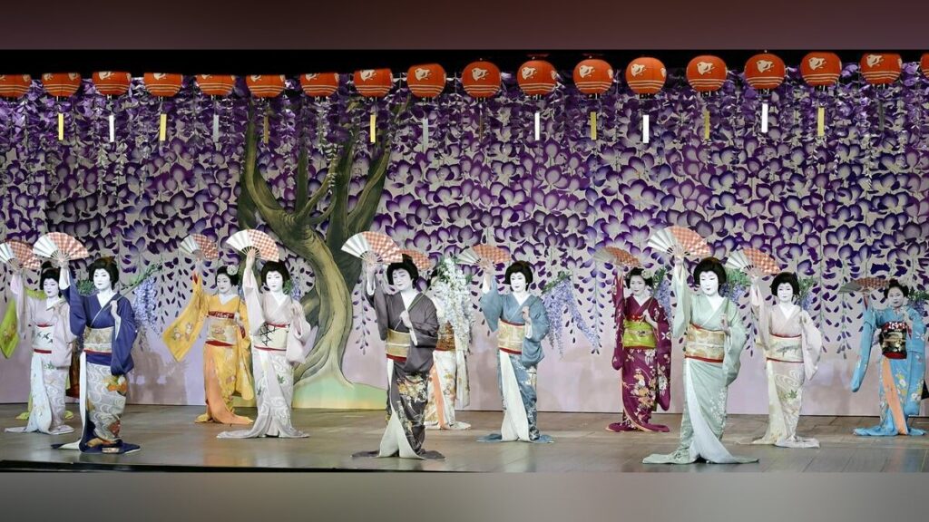 京都五花街 先斗町 映画「国宝」の舞台で華やかな舞、「写真タイム」も…鴨川をどり、きょうから : 読売新聞