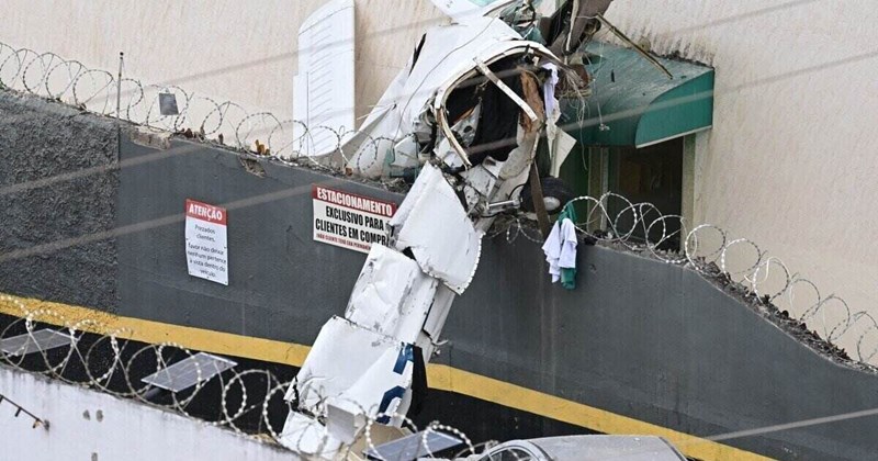 ブラジルで飛行機が建物に衝突、3人死亡