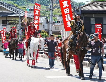 「赤備え」武者行列に歓声 紀州九度山、真田まつり | 全国のニュース | 福井新聞ONLINE