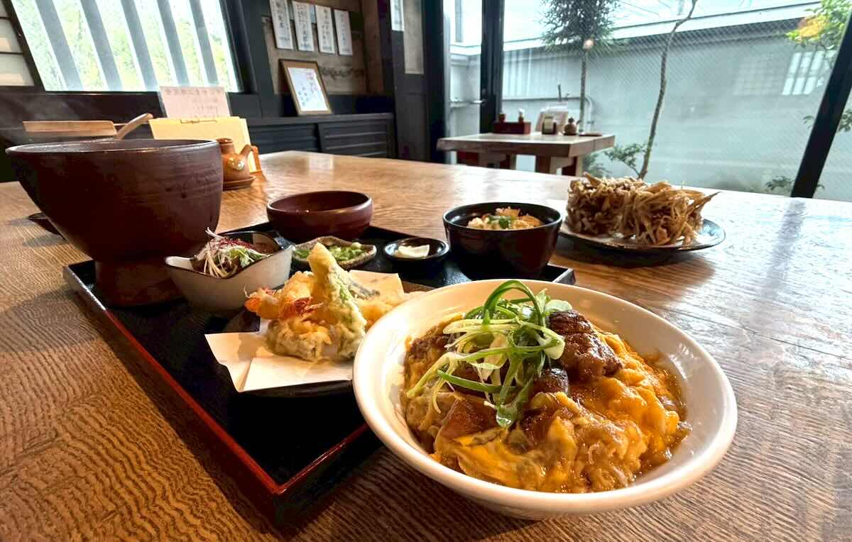 うどんを注文したら、追加で小サイズの「すじ丼」＋770円（税込）で注文可能。単品の普通サイズ1,320円（税込）