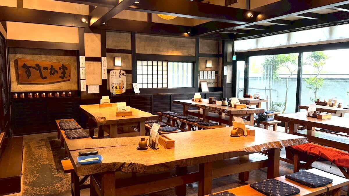 店内の様子:1枚板のテーブルや天井の高さ、そして器などのこだわりが広がっています