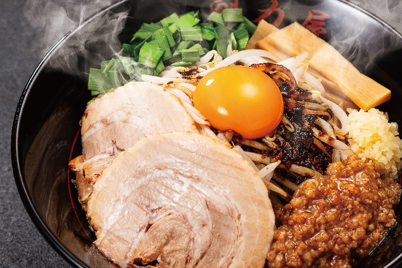 魁力屋「京都背脂醤油スタミナまぜそば」が今年も登場。豚バラチャーシューや卵などを追加しパワーアップ - グルメ Watch