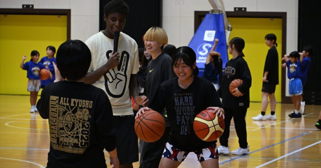 女子バスケ・エブリン選手「沖縄の子、スキルある」　宜野座で90人に熱血指導