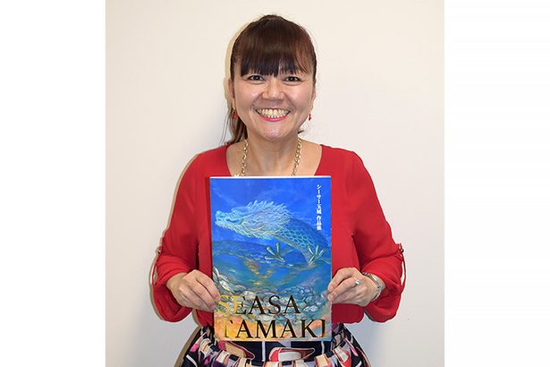 沖縄の海 描く　シーサー玉城さんが作品集