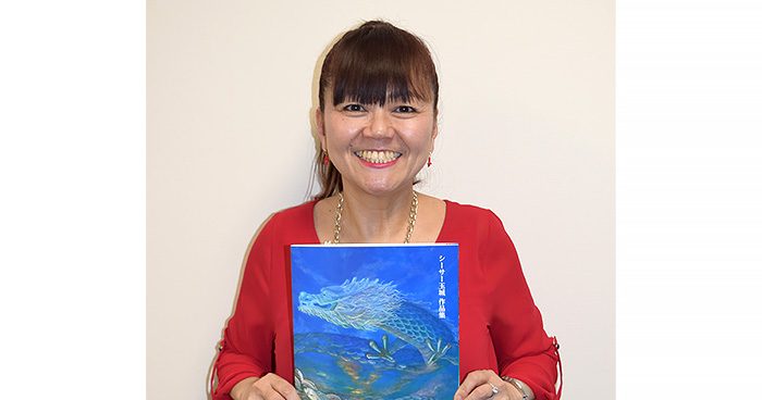 沖縄の海 描く　シーサー玉城さんが作品集