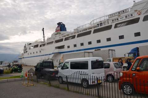 やっと旅行ができる…燃料タンク損傷で鹿児島湾に漂流、運休したフェリー屋久島２が10 日ぶり運航再開――キャリーバッグ引く観光客、トラック積み込む業者の姿