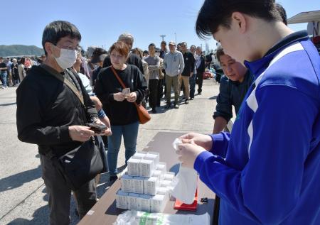 鳥取の高校生開発のサバ缶が人気 境港で漁村市開催 | 全国のニュース | 福井新聞ONLINE