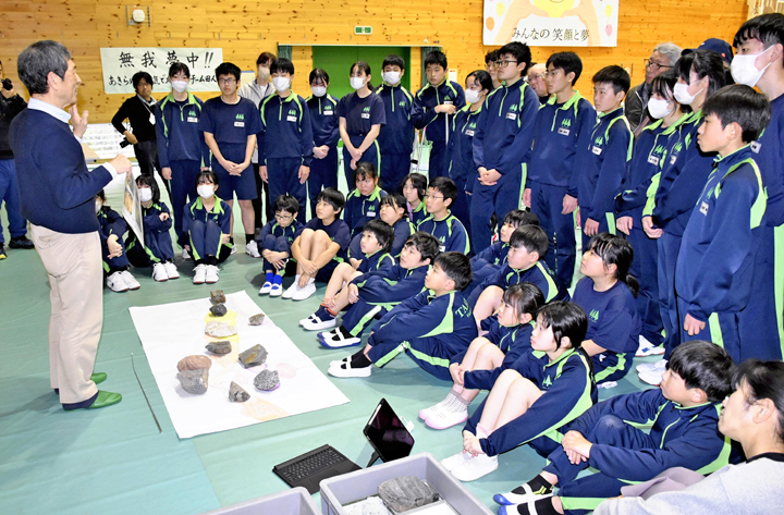 Lecture helps the young understand deadly aftershock（若者の理解を助ける致命的な余震についての講義）