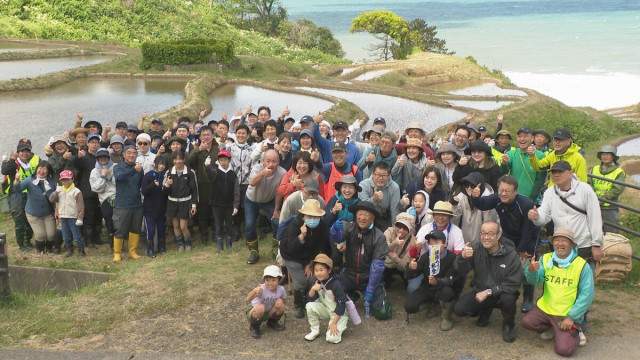 「復興の想い重ねて」白米千枚田で田植え 震災から3年ぶり 旅行中に被災の男性・移住し、孤立の場所で田植え千枚田とともに生きる喜び 石川・輪島市