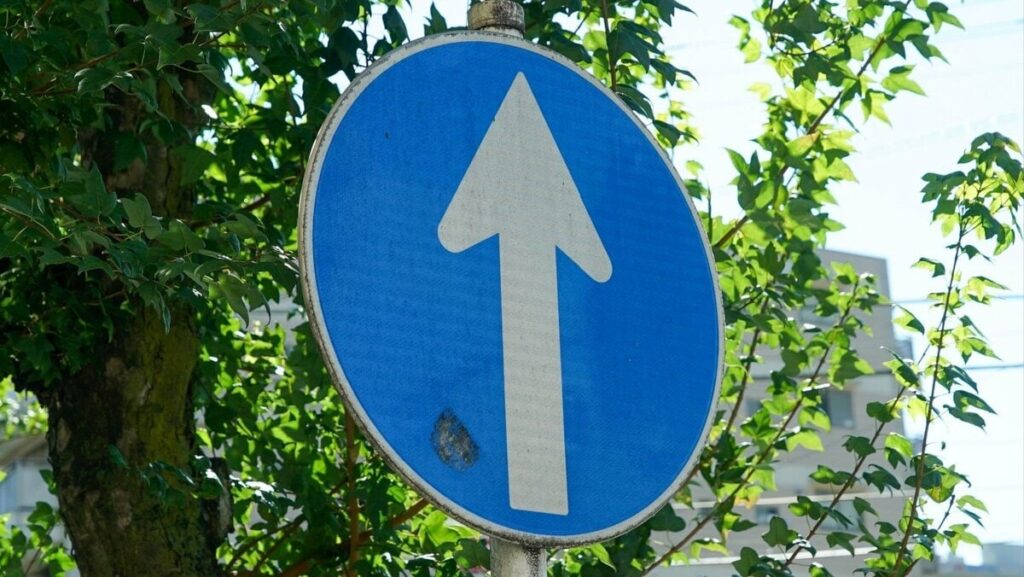 鹿児島県の道路で目撃した「ざっくりしすぎている案内看板」 予想外の表記方法に「テンション上がる」 | LIMO | くらしとお金の経済メディア 鹿児島県の道路で目撃した「ざっくりしすぎている案内看板」 予想外の表記方法に「テンション上がる」 | LIMO | くらしとお金の経済メディア