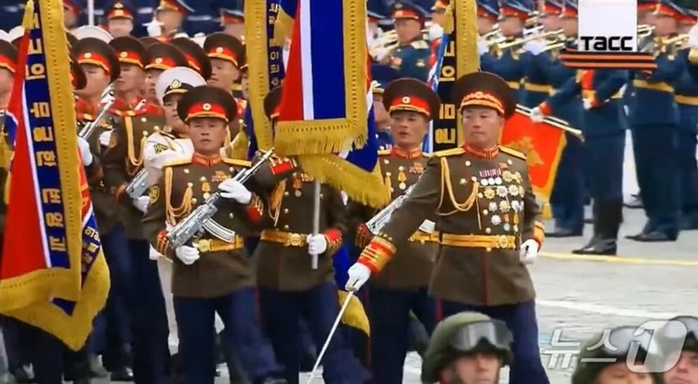 ロシア戦勝記念日パレード、北朝鮮軍は赤の広場を行進…金正恩総書記、プーチン大統領に祝電 写真枚 国際ニュース:AFPBB News ロシア戦勝記念日パレード、北朝鮮軍は赤の広場を行進…金正恩総書記、プーチン大統領に祝電 写真枚 国際ニュース:AFPBB News