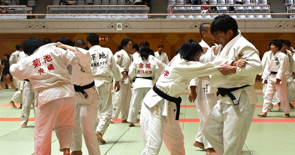 児童・生徒214人へ指導　柔道・青少年武道錬成大会　沖縄