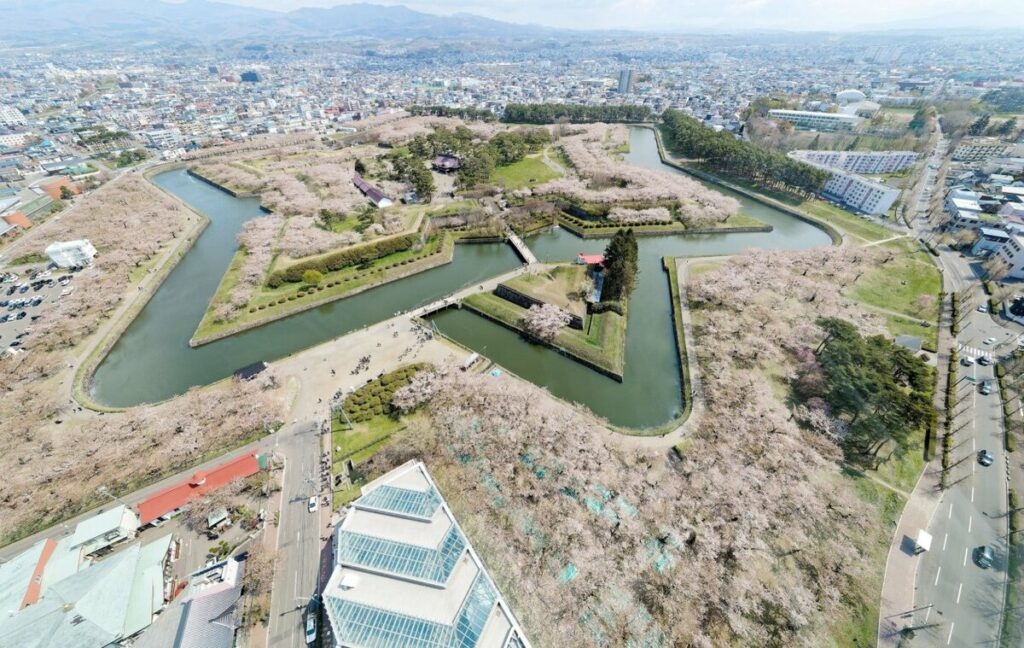 【北海道】函館の五稜郭公園を上から眺めると… 隠れていた「もう一つの見どころ」に注目集まる | LIMO | くらしとお金の経済メディア 【北海道】函館の五稜郭公園を上から眺めると… 隠れていた「もう一つの見どころ」に注目集まる | LIMO | くらしとお金の経済メディア