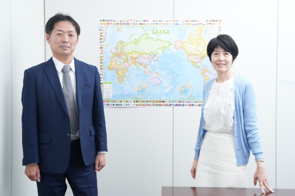 日本経済新聞編集委員の田中孝幸さん（写真左）と小島慶子さん（同右）。対談冒頭、小島さんからは「田中さんのご本、私が長く日本と往復生活をしたオセアニア地域にほとんど触れていなかったのがちょっと寂しかった……次はぜひ」とまさかの続編リクエストが