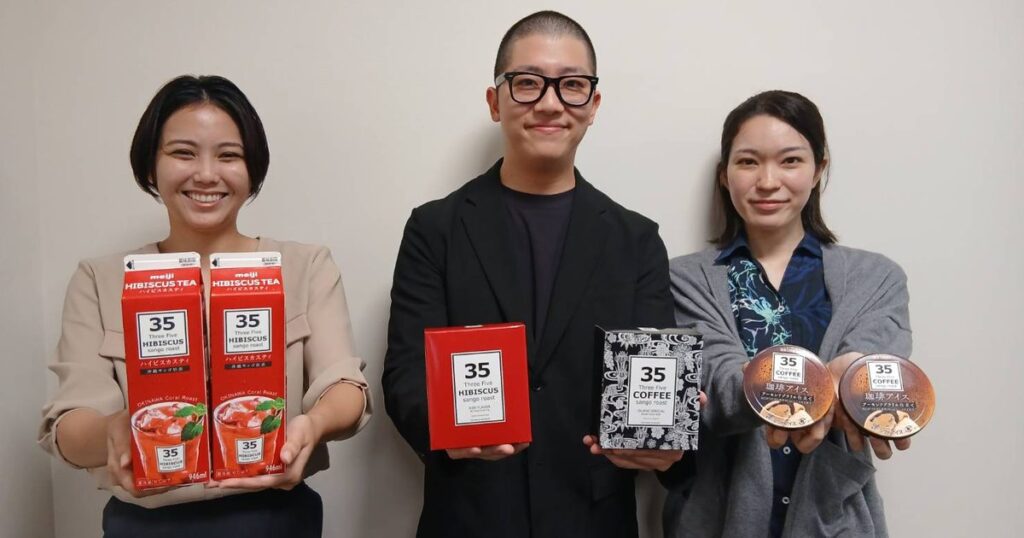 サンゴで焙煎　商品コラボ　ティーとアイス発売　沖縄明治と３５コーヒー
