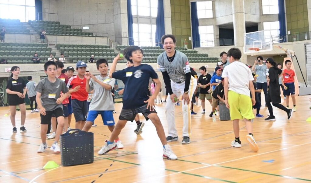 小学生　元プロ選手と交流　県総合運動公園　沖縄市で「九州スポーツキャラバン」　野球、サッカー、バスケに１００人