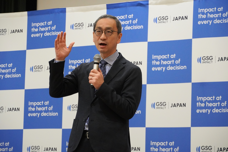 閉会挨拶に立つ鵜尾雅隆さん。『ここで日本が何か超えられると、これは世界の変わり目になる』と語った。