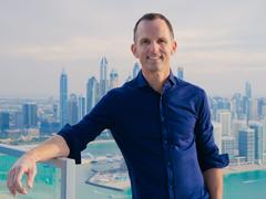 6つの大陸に住んだ億万長者が、「ホーム」と呼ぶことに決めた2つの場所 | Business Insider Japan